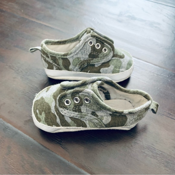 Old Navy Baby Cute Camo Easy Slip-On Soft Shoes | Size: 3-6m. | Color: Camo - Picture 3 of 9